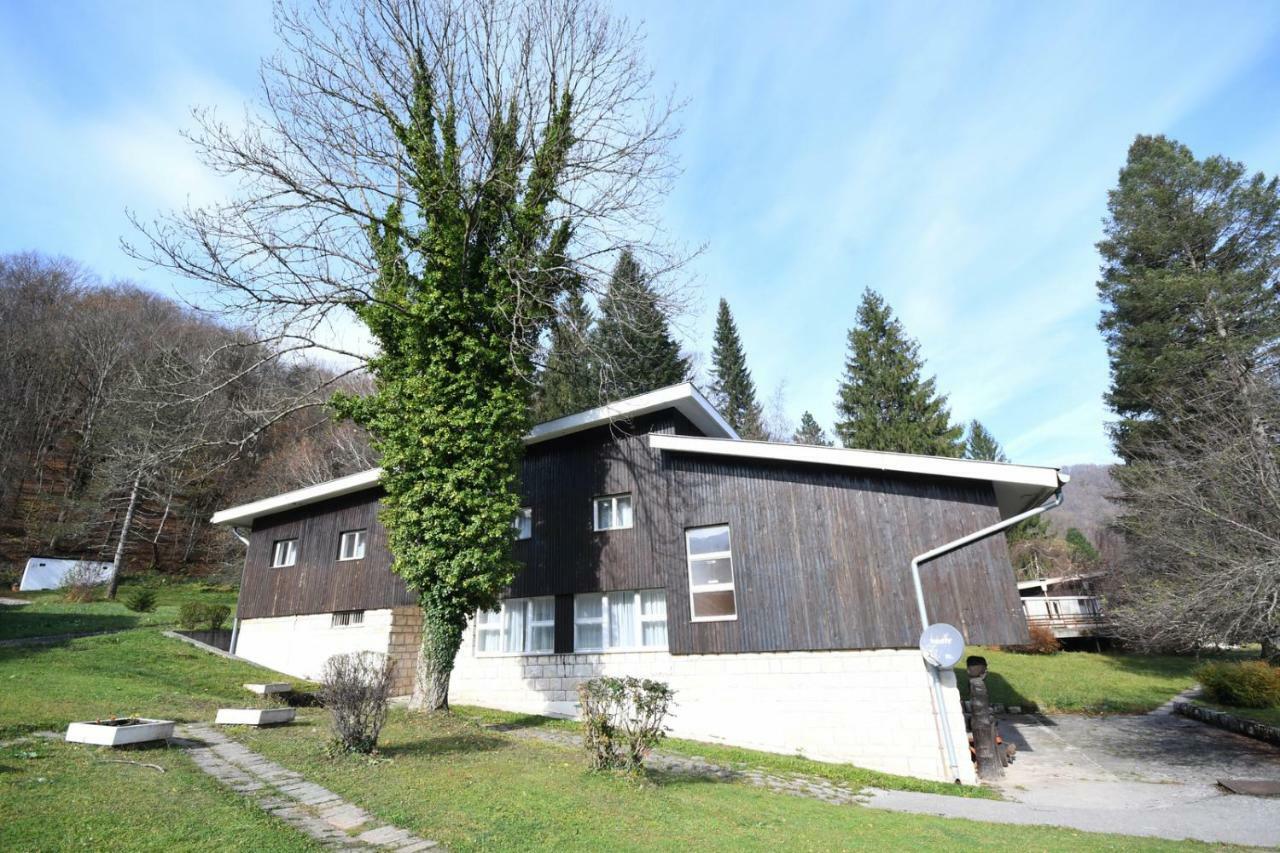 Np Sutjeska Paviljon A Hotel Tjentiste Exterior photo